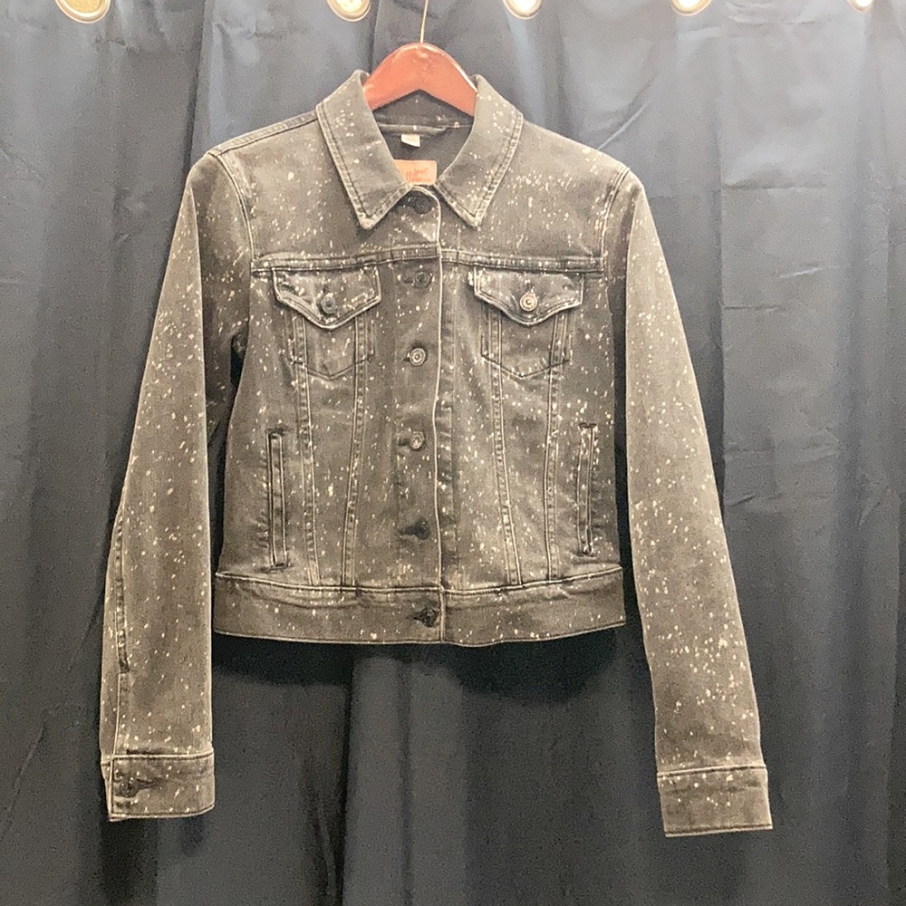 Gray/white splatter Levi & Strauss denim jacket.